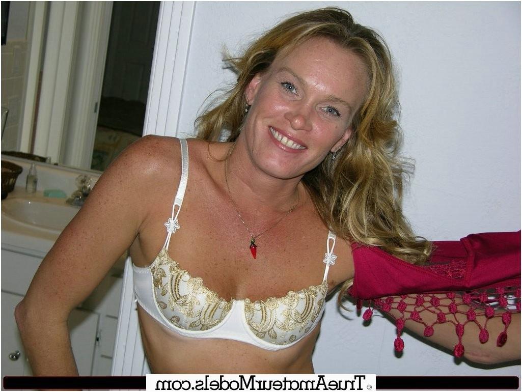 10P Amateur  Year Old Soccer Mom Spreads Apart Pussy And Asshole