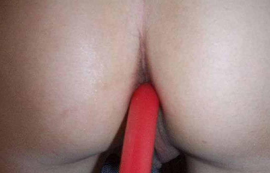 10P photo set of wild girlfriends playing with their tight butthole