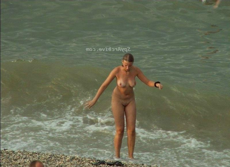 15P Great tight bodies in these voeyru beach shots