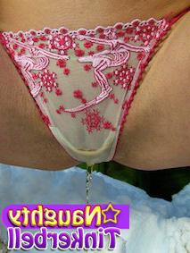 15P Girl pissing in snow
