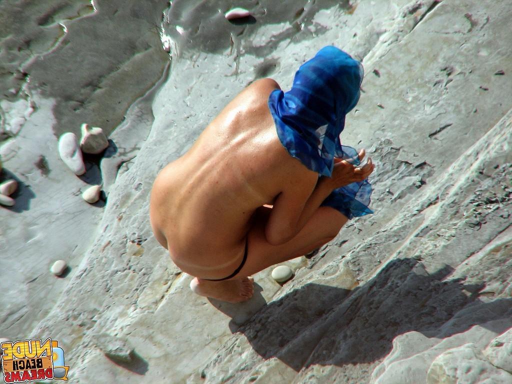 15P Sexy naked girls enjoing hot sun at the beach