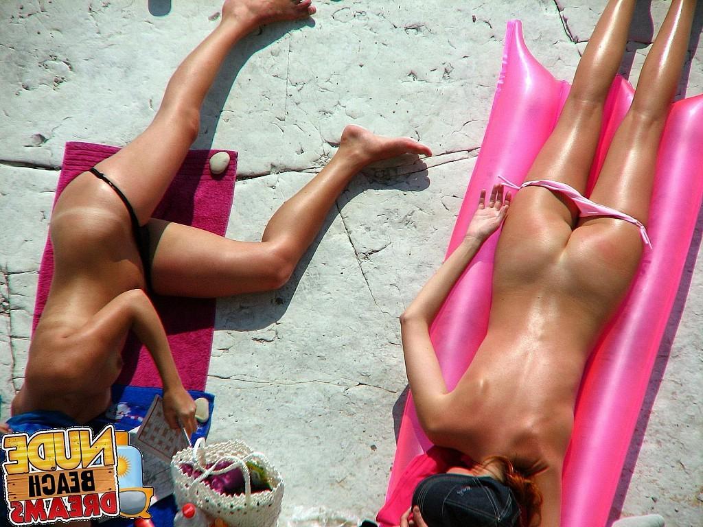 15P Sexy naked girls enjoing hot sun at the beach