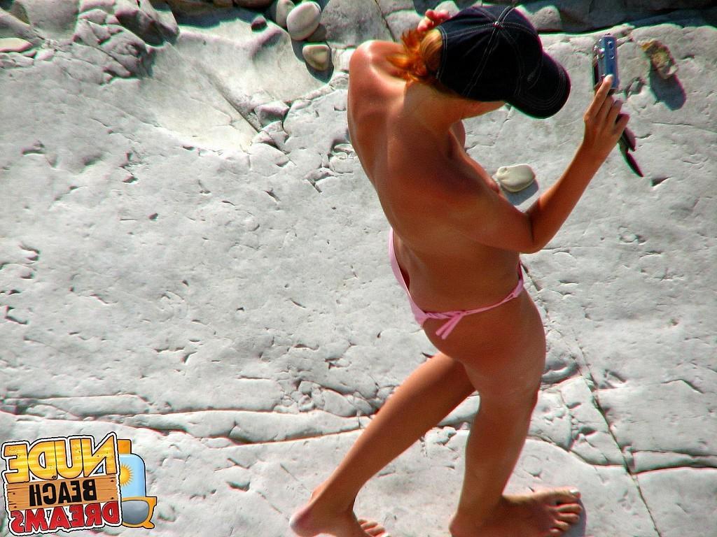 15P Sexy naked girls enjoing hot sun at the beach