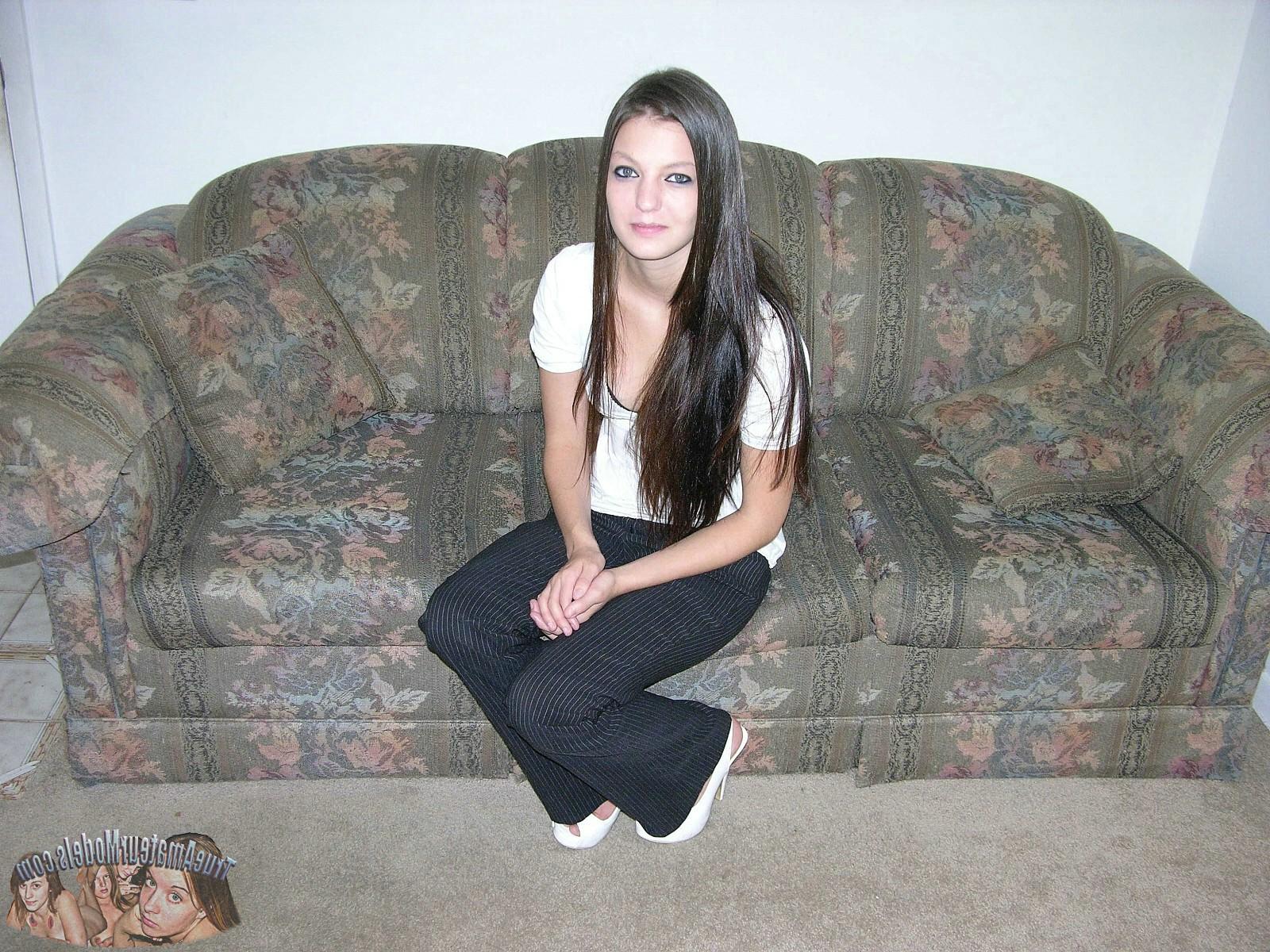 16P Homemade Amateur Brunette Babe Spreads Apart Her Ass Crack In Order To Expose Bu
