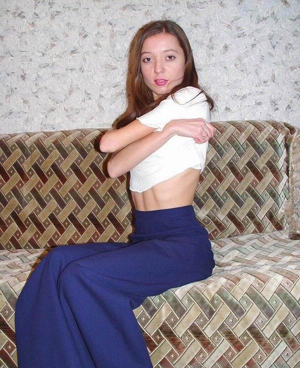 20P Skinny russian teen posing nude at home