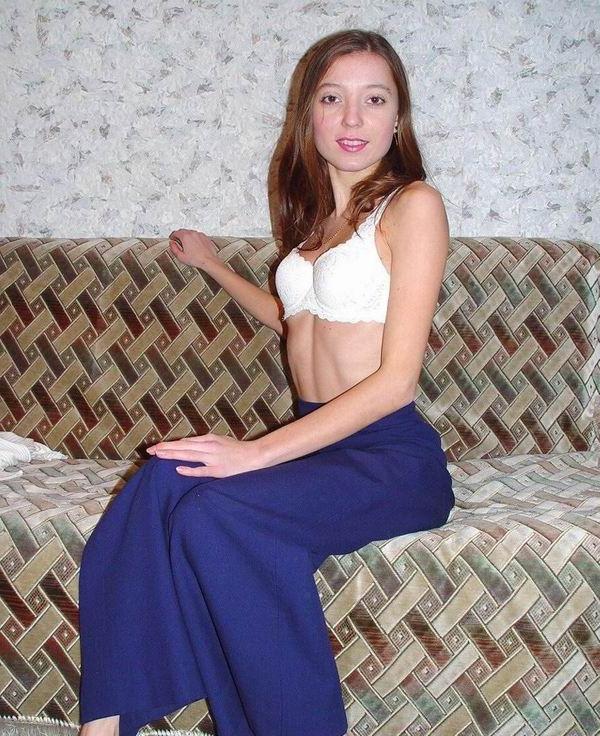 20P Skinny russian teen posing nude at home