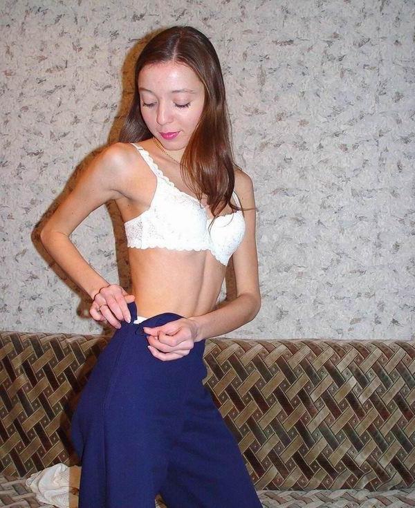 20P Skinny russian teen posing nude at home