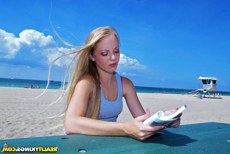 16P Check out this hot fucking long leg amateur babe get fucked hard on the beach ga