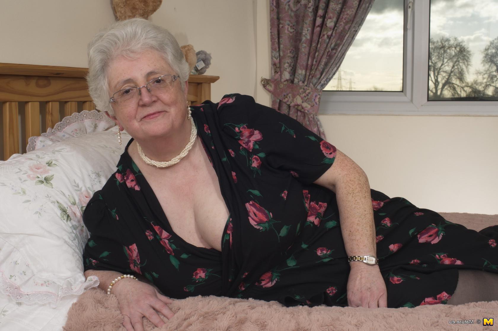 16P British granny playing with her voluptous body