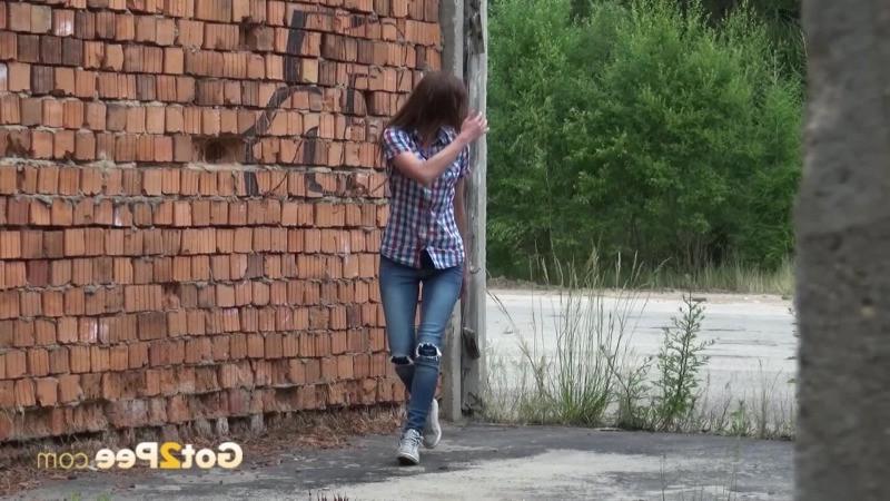9P Sexy brunette pisses in an alleyway