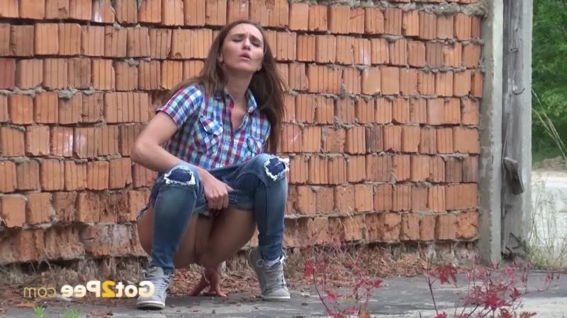 9P Sexy brunette pisses in an alleyway