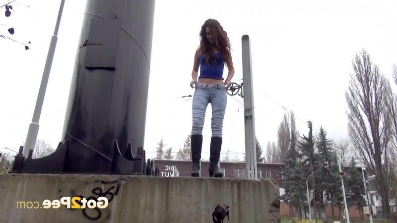 15P Cute brunette pees in front of passing traffic