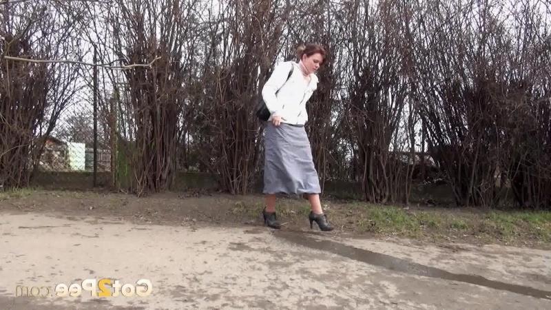 15P Hot secretary pisses on the way home from work