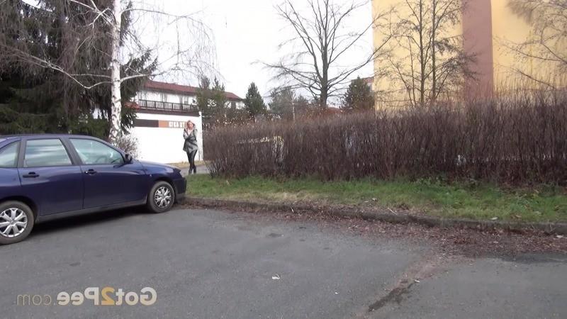 15P City pissing with gorgeous blonde babe in leggings