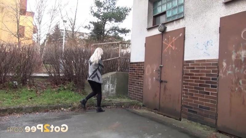 15P City pissing with gorgeous blonde babe in leggings