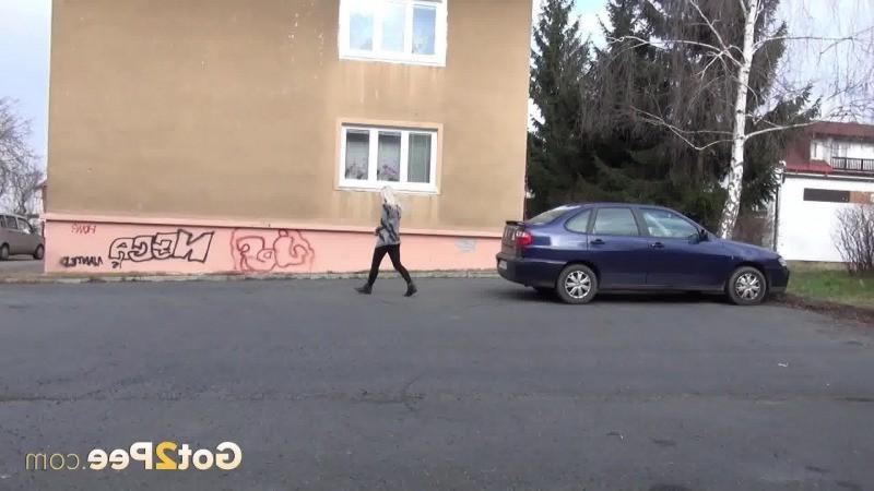15P City pissing with gorgeous blonde babe in leggings