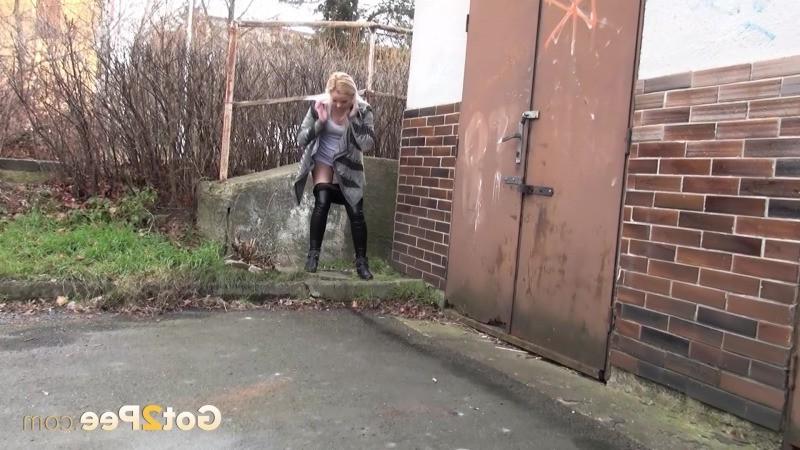 15P City pissing with gorgeous blonde babe in leggings
