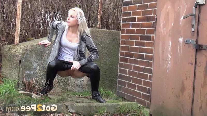 15P City pissing with gorgeous blonde babe in leggings