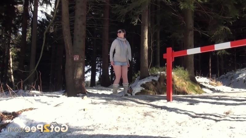 15P Pretty brunette lifts up her skirt to piss in the snow