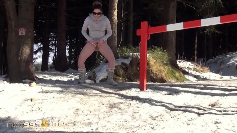 15P Pretty brunette lifts up her skirt to piss in the snow
