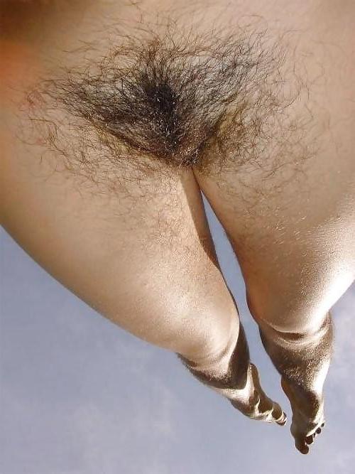 12P hairy amateurs showing off