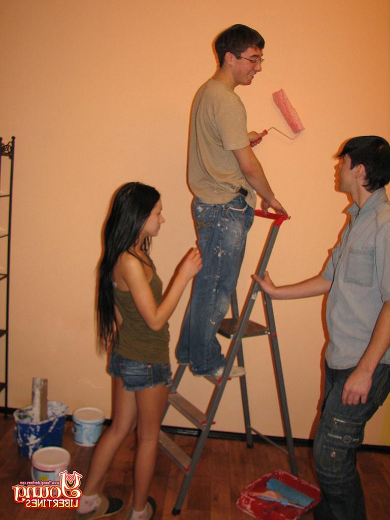 16P Girl invites worker to renovate home and gives blowjob