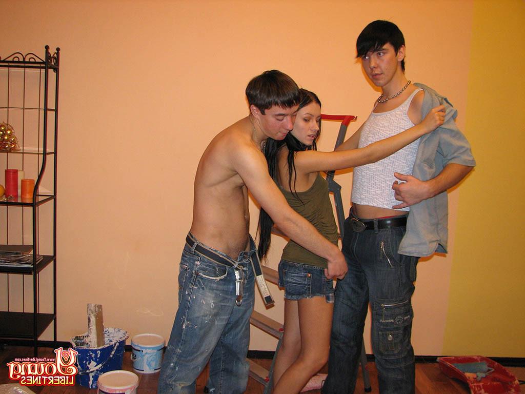 16P Girl invites worker to renovate home and gives blowjob