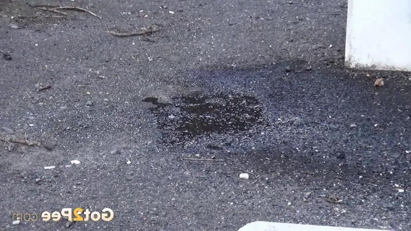 15P Long piss streams are made during public pissing