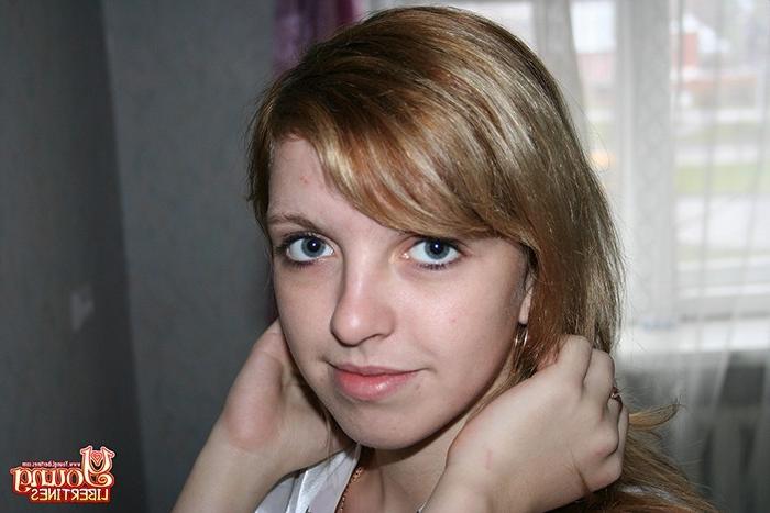 16P Gal with big passionate eyes exposes her wonderful body