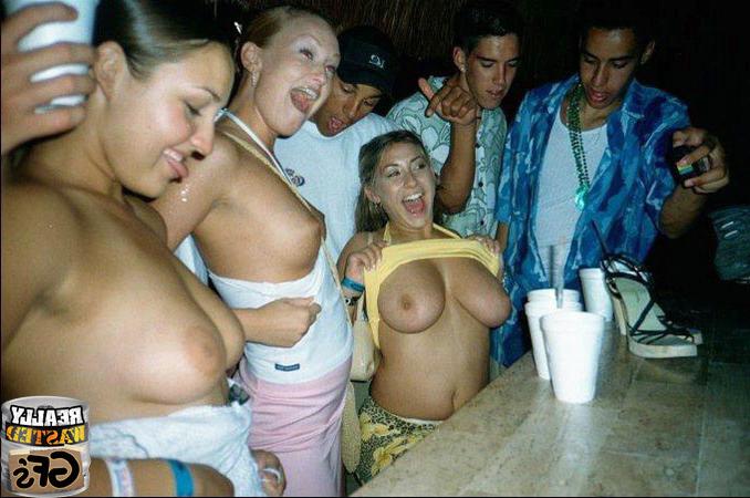 15P Drunk amateur girlfriends partying and flashing