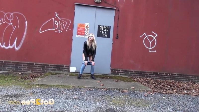 15P See 100s of girls peeing