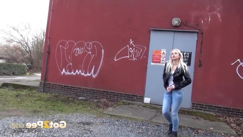 15P See 100s of girls peeing