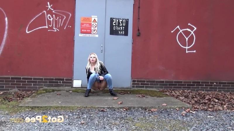 15P See 100s of girls peeing