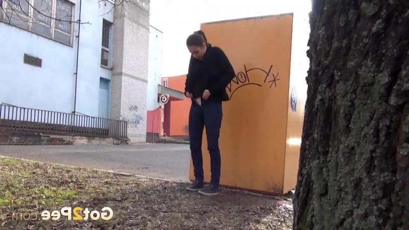 15P See 100s of girls peeing