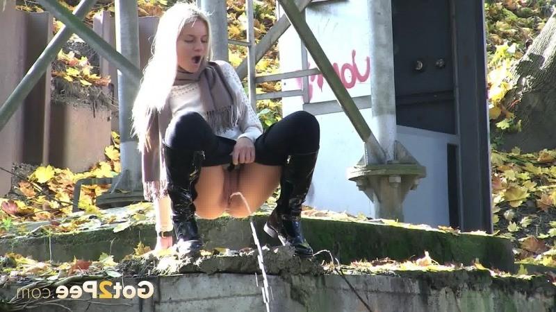 15P See 100s of girls peeing