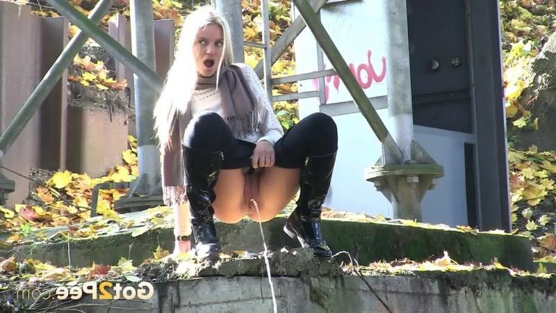 15P See 100s of girls peeing