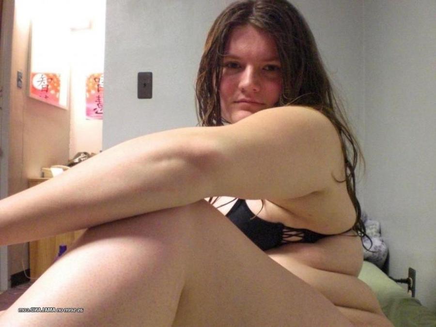 10P Horny plumper posing topless at home on her bed