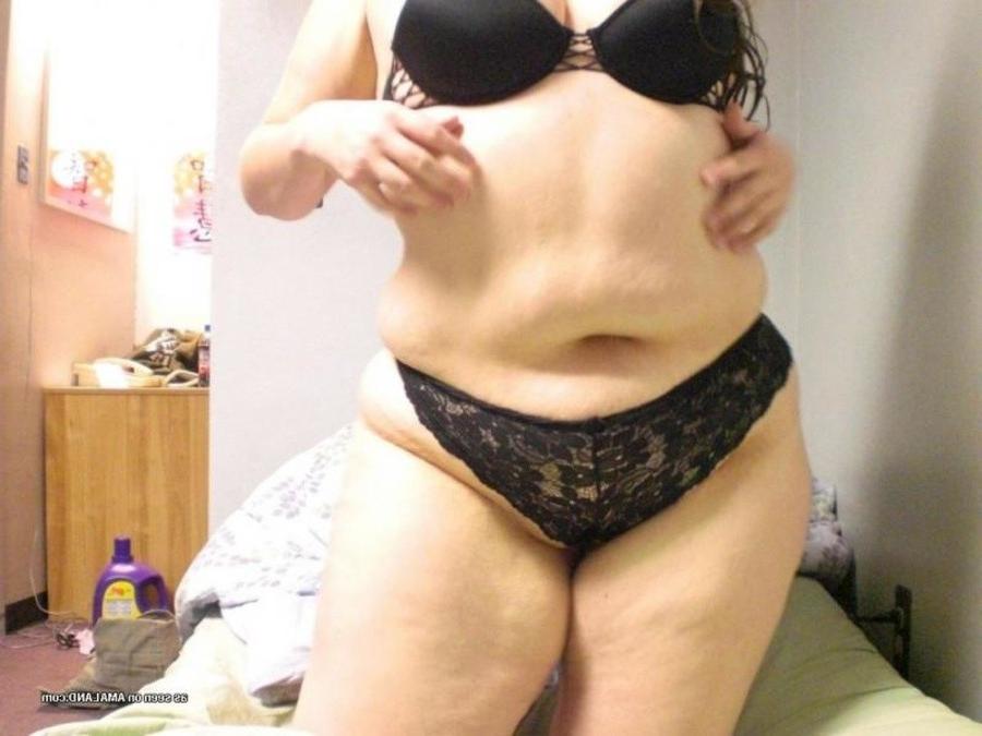 10P Horny plumper posing topless at home on her bed