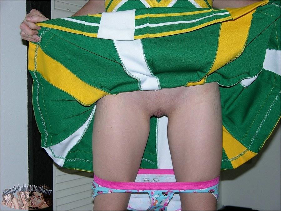 14P Nude cheerleader teen shows tight pussy and amateur asshole