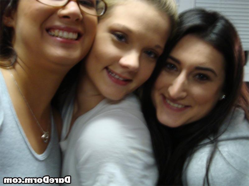 12P Hot ass big tits college babes share their hot pussies