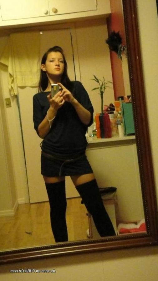 9P Sexy amateur teen selfshooting in her bedroom