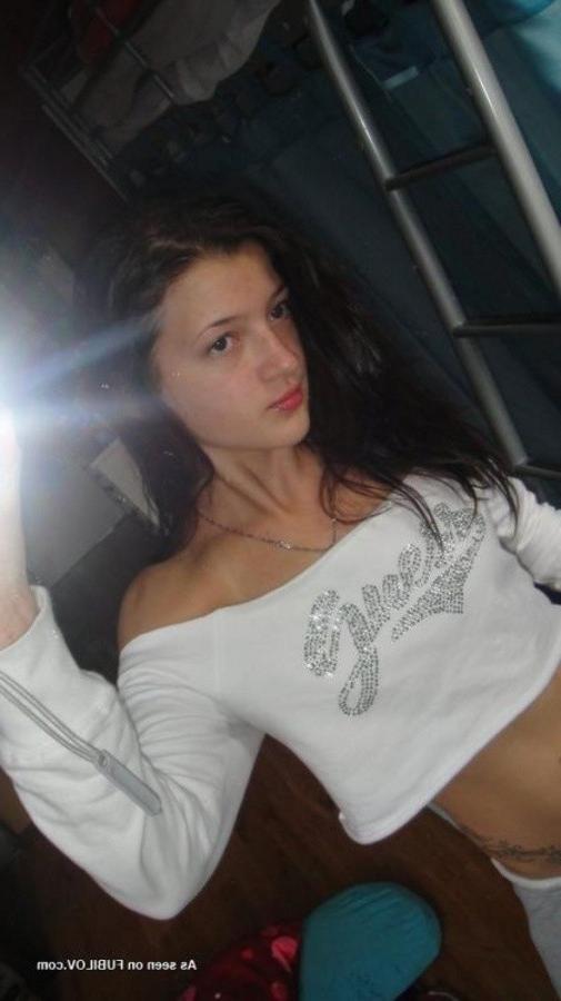 9P Sexy amateur teen selfshooting in her bedroom