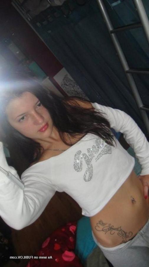 9P Sexy amateur teen selfshooting in her bedroom