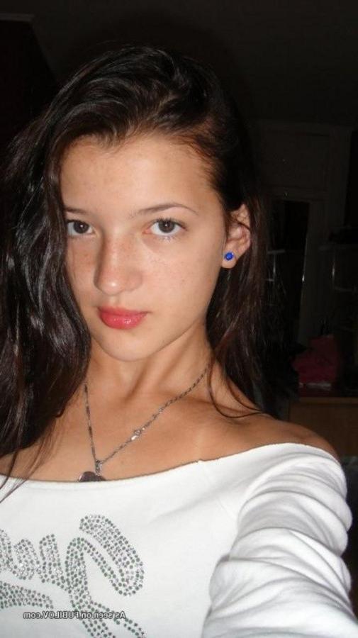 9P Sexy amateur teen selfshooting in her bedroom