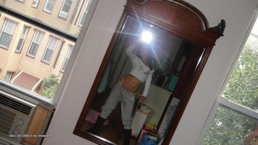 9P Sexy amateur teen selfshooting in her bedroom