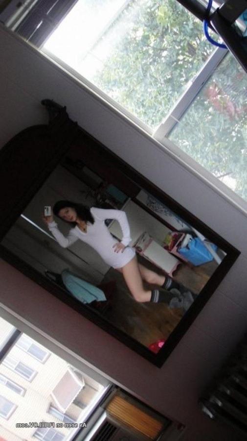 9P Sexy amateur teen selfshooting in her bedroom