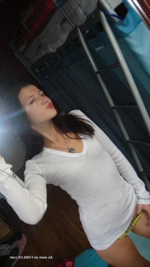 9P Sexy amateur teen selfshooting in her bedroom