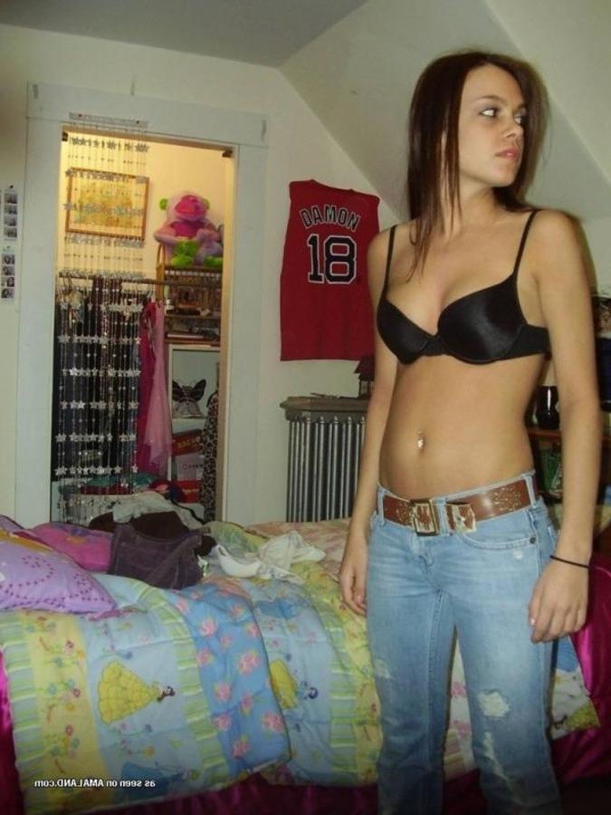 11P Gfs take turns posing for sexy selfpics in the bedroom