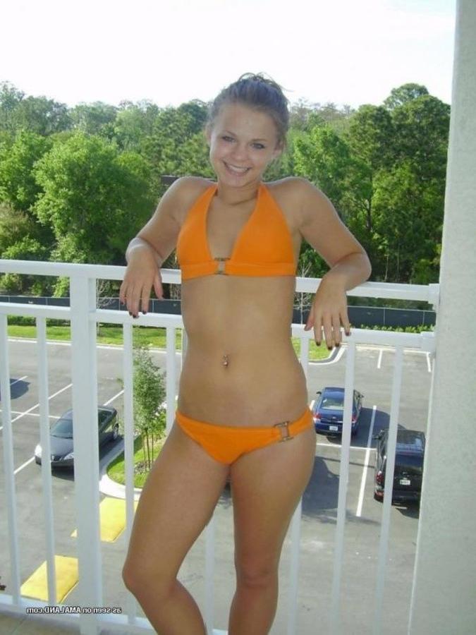 11P Gfs take turns posing for sexy selfpics in the bedroom