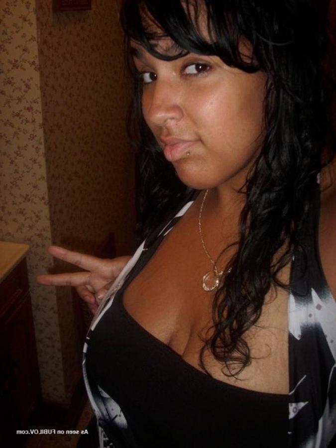9P Busty chunky babe selfshooting in her bedroom